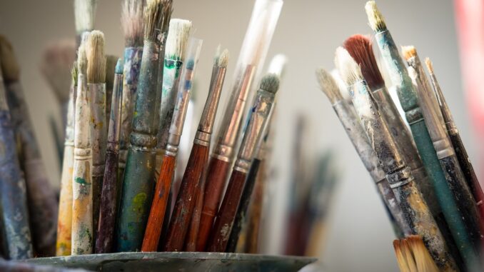 découvrez les artistes émergents qui redéfinissent la scène artistique contemporaine. explorez leurs œuvres uniques et plongez dans l'univers vibrant de la créativité naissante.