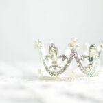 découvrez l'univers fascinant des bijoux médiévaux, alliant artisanat traditionnel et designs historiques. explorez notre collection unique de colliers, bagues et broches inspirés du moyen âge, pour apporter une touche d'élégance et d'authenticité à votre style.