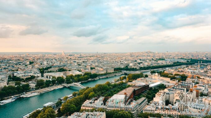 Vue panoramique de Paris en France Tout ce qu’on trouve en France : Un Pays aux Mille Richesses