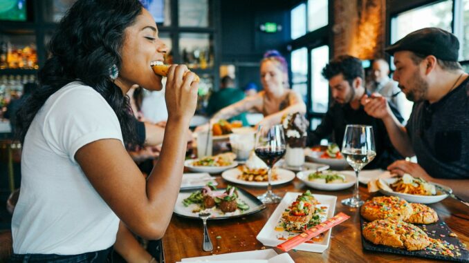 Plusieurs amis ont un art de vivre très social en partageant les sorties restaurants L’Art de Vivre : Une Philosophie du Bien-Être au Quotidien