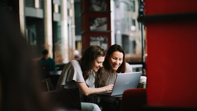 deux webmasters constate le fruit de leur travail un trafic ciblé et qualifié Trafic ciblé et qualifié : un levier essentiel pour la performance digitale