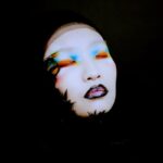 Woman with artistic makeup andLe blog de toutes les passions : un espace d’expression libre et plurielle feathers