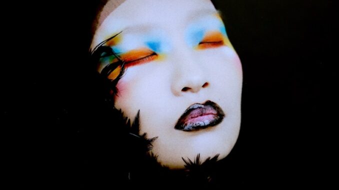 Woman with artistic makeup andLe blog de toutes les passions : un espace d’expression libre et plurielle feathers