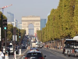 Arc de triomphe avec circulation de taxis sur les champs-élysées