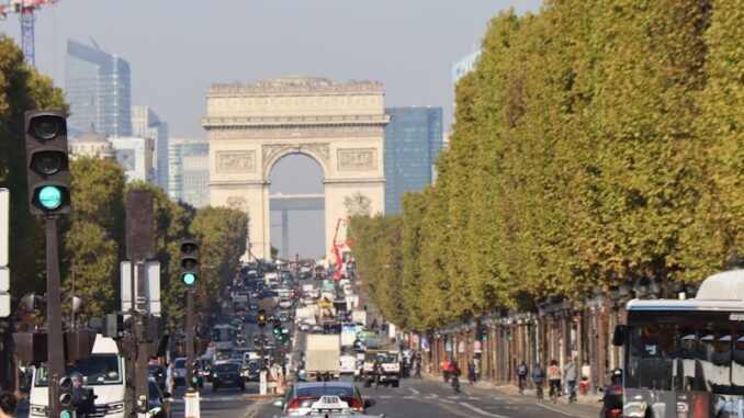 Arc de triomphe avec circulation de taxis sur les champs-élysées