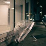un parapluie transparent posé sur le côté d'un bâtiment