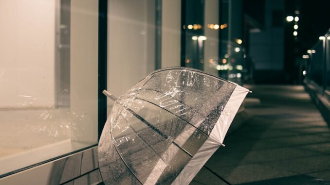 un parapluie transparent posé sur le côté d'un bâtiment